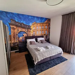 Stivi Luxury , Pola Croazia